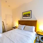 Modern Silverstone With Free Parking By Prescott