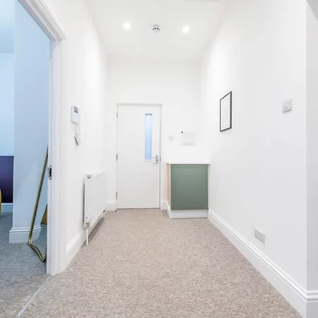 Modern Silverstone With Free Parking By Prescott Daire